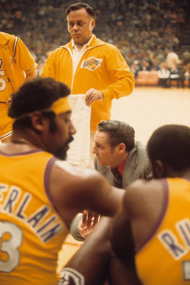 中国球员必 中国球员必