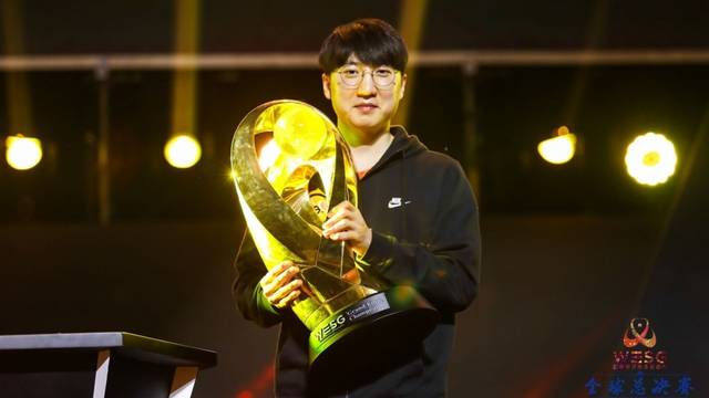 變得更加謹 變得更加謹