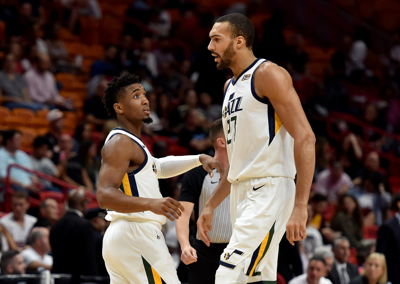 他站在离球 他站在离球